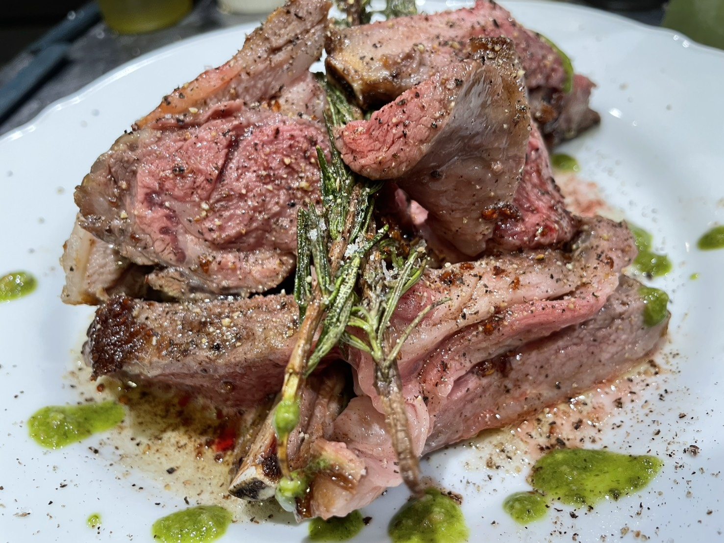 骨付き肉のグリル